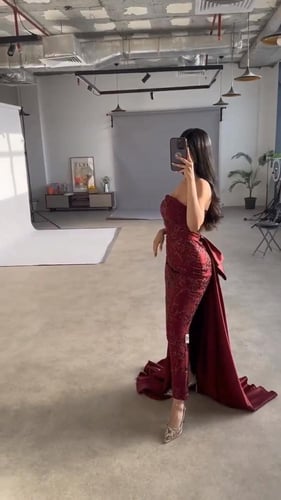 فستان سهرة ساتان مطرز بدون أكمام بلون خمري".فستان...