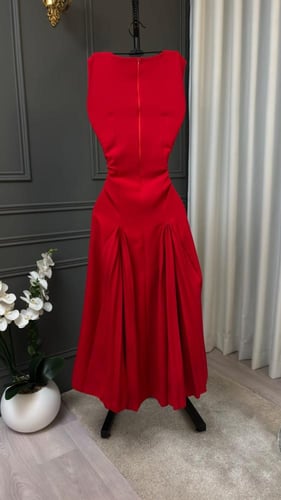 فستان الأحمر الجذاب