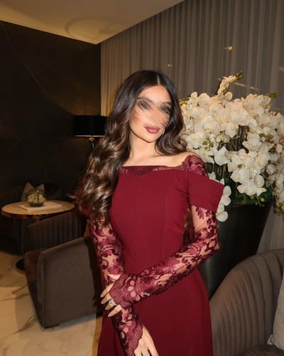 فستان سهره طويل عنابي باكمام دانتيل شفافه