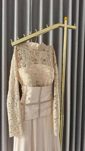 فستان سهرة أنيق بتطريز على الصدر