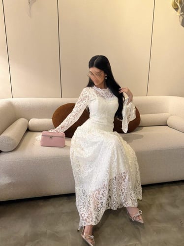 فستان ابيض دانتيل بأكمام طويله