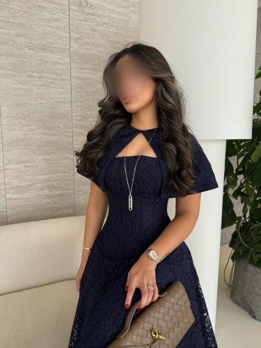 فستان كحلى ناعم بفتحة صدر