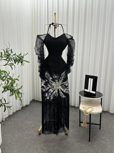 فستان الأناقة بلونها الأسود الأبدي"