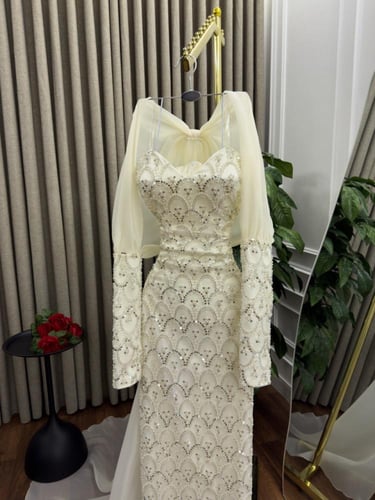 فستان سهرة طويل أبيض مطرز بترتر مع كشكش وذيل تول.