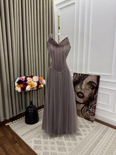 فستان مناسبات يلفت الانتباه