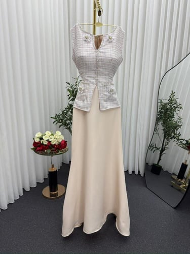 فستان باربي اللون بيج