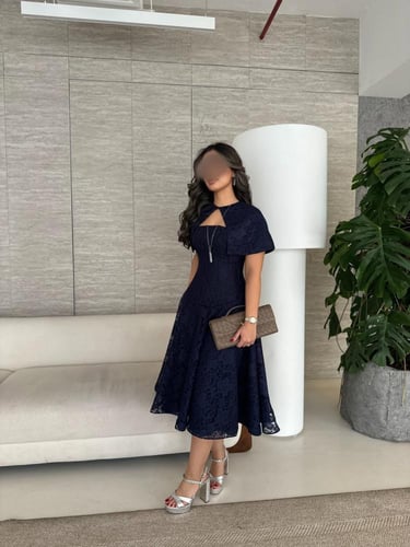 فستان كحلى ناعم بفتحة صدر