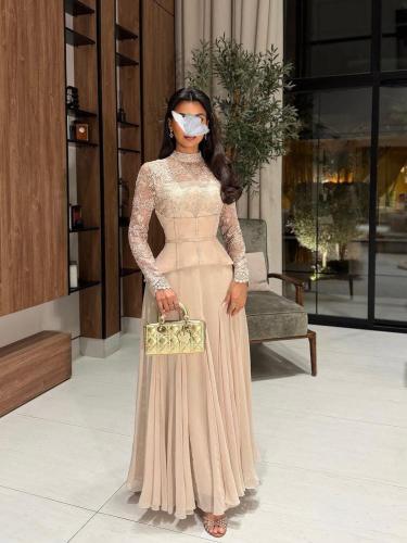 فستان سهرة أنيق بتطريز على الصدر