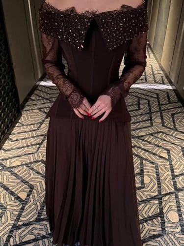 فستان سهرة بني بتطريز على الصدر