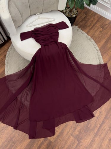 فستان الأناقة الملكية بلونها البرعندي