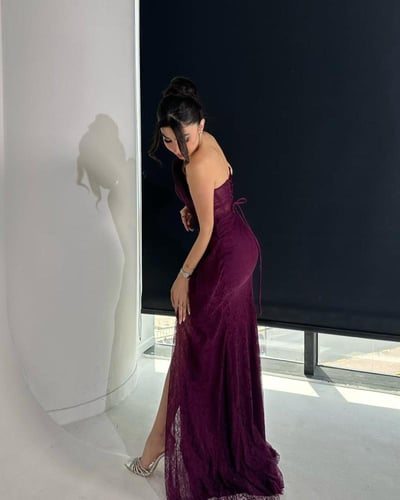 فستان سهره خمري انيق يخطف الانظار