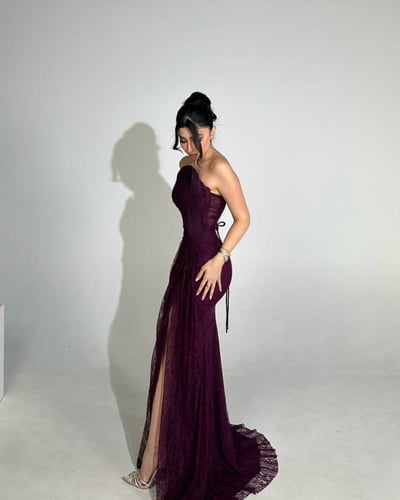 فستان سهره خمري انيق يخطف الانظار