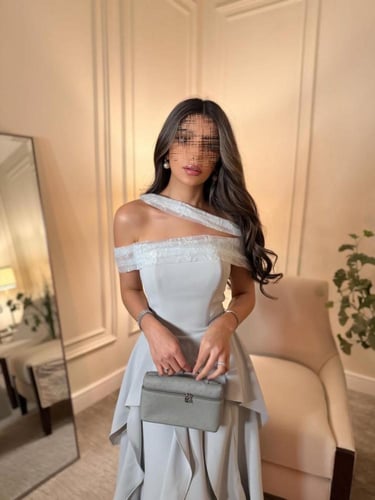 فستان سهرة دانتيل بطبقات أنثوية