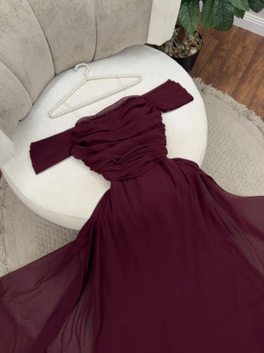 فستان الأناقة الملكية بلونها البرعندي