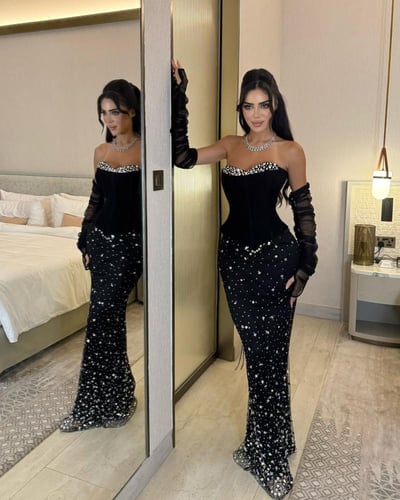 فستان الاناقة بلونها الأسود الأبدي"