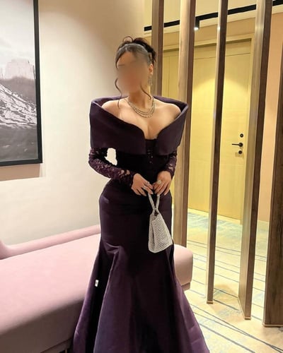 فستان ليلكي ملكي بأكتاف بارزة