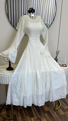 فستان ابيض دانتيل بأكمام طويله