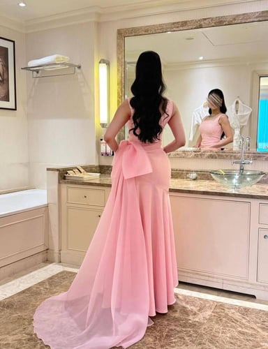 فستان سهره يخطف الانظار