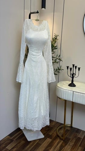 فستان ابيض دانتيل بأكمام طويله