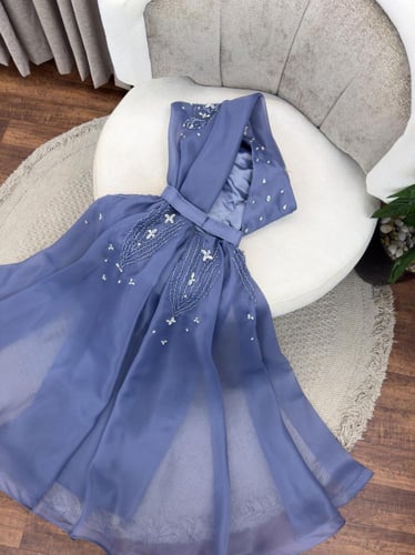 فستان مناسبات يلفت الانظار