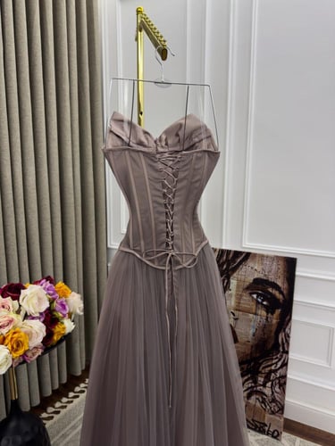 فستان مناسبات يلفت الانتباه