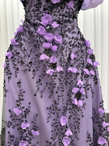 فستان سهره طويل لون بنفسجي مزين بورد وتطريز