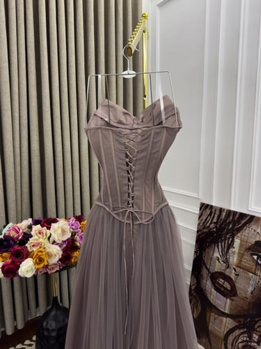 فستان مناسبات يلفت الانتباه