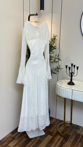 فستان ابيض دانتيل بأكمام طويله