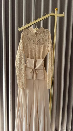 فستان سهرة أنيق بتطريز على الصدر