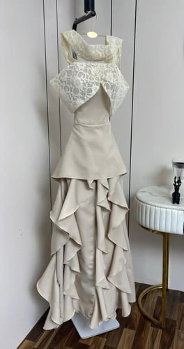 فستان سهرة دانتيل بطبقات أنثوية