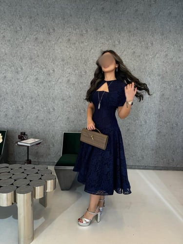 فستان كحلى ناعم بفتحة صدر