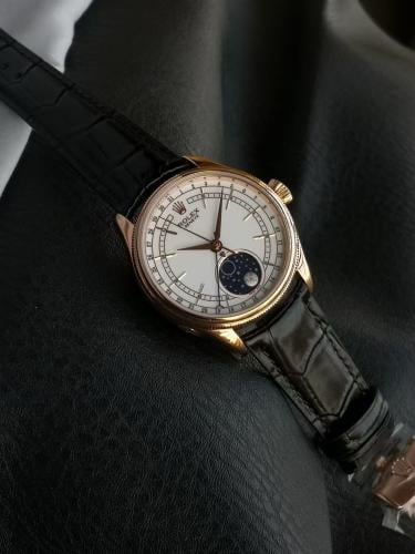 ساعة يد مستوحاه من ماركة عالمية