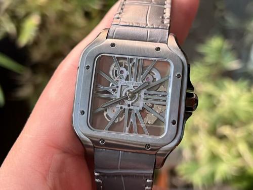 ساعة يد مستوحاه من ماركة عالمية