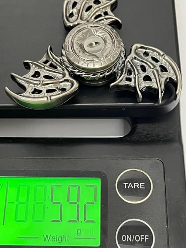 سبينر معدني بتصميم عين تنين