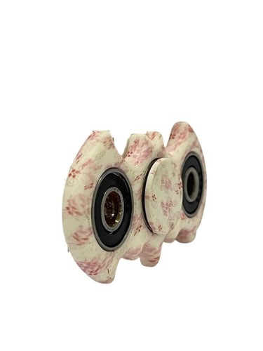 سبينر يدوي بتصميم باتمان ولون أبيض بنقوش زهرية.