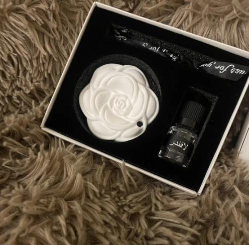بوكس أبيض يحتوي تعليقة حجر معطر و زيت عطري 12 قطعه