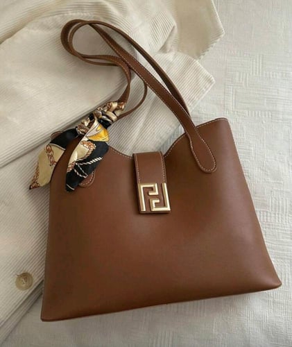 حقيبة يد نسائية مع وشاح ساتان