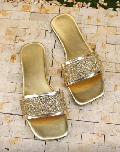 صندل نسائي ذهبي بنقشات ترتر