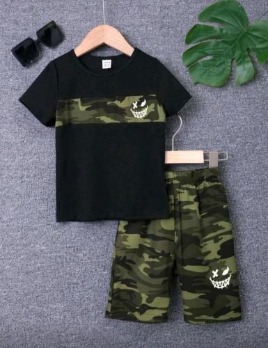 طقم أولاد تي شيرت وشورت بطبعة عسكرية