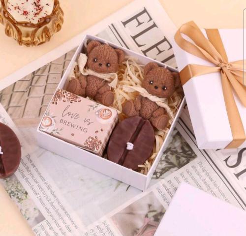 بوكس 3 شموع عطرية - 2 على شكل دب - 1 على شكل حبة ب...