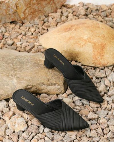 صندل نسائي أسود أنيق