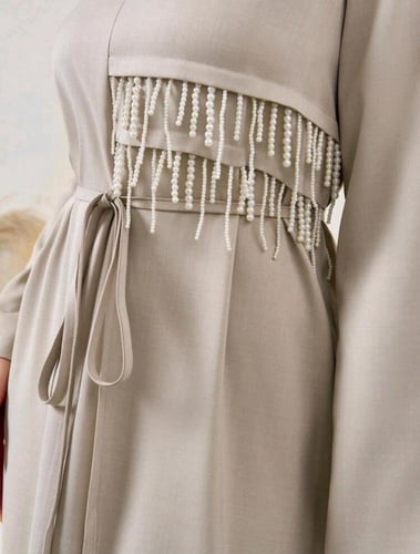 فستان نسائي برقبة على شكل حرف v مزين بخرز وشراشيب