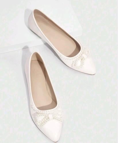 فلات نسائي مزين بالؤلؤ