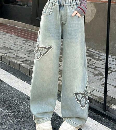 بنطلون جينز بناتي فضفاض بخصر مطاطي مزين بفراشات