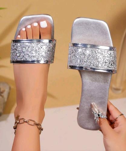 صندل نسائي فضي بنقشات ترتر