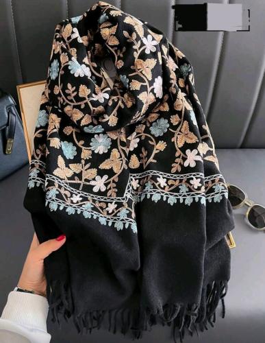 شال نسائي مطرز بأسلوب بوهيمي