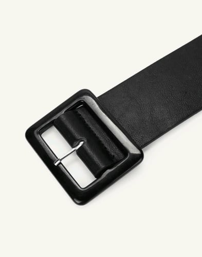 حزام أسود بإبزيم مربع