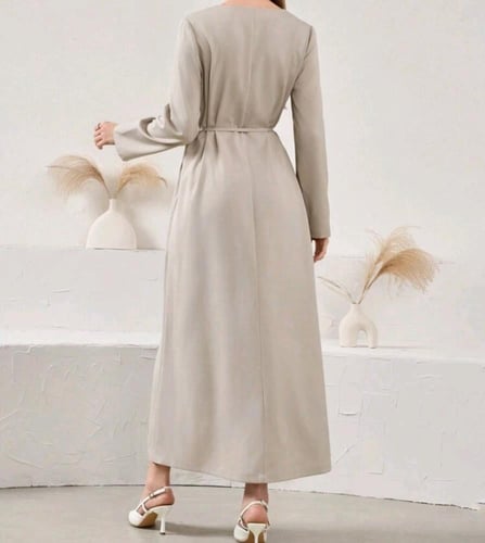 فستان نسائي برقبة على شكل حرف v مزين بخرز وشراشيب