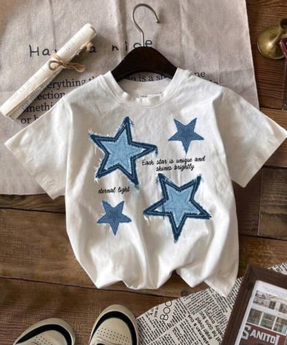 طقم بناتي عبارة بنطلون جينز أزرق برسومات نجوم + تي...