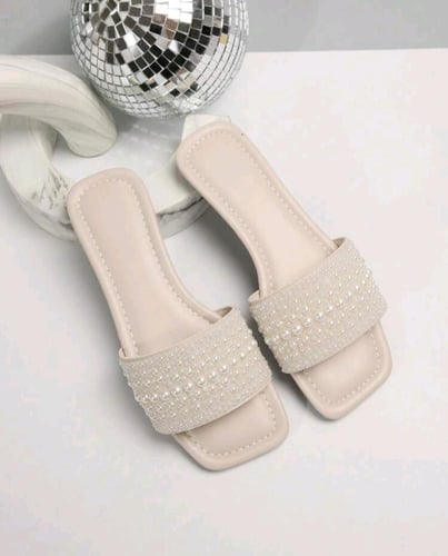 جلابية نسائية + صندل نسائي مزين بالؤلؤ + ايلاينر أ...